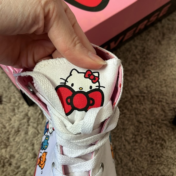 SOLD 🚫Hello Kitty x Converse W9 - Picture 7 of 7